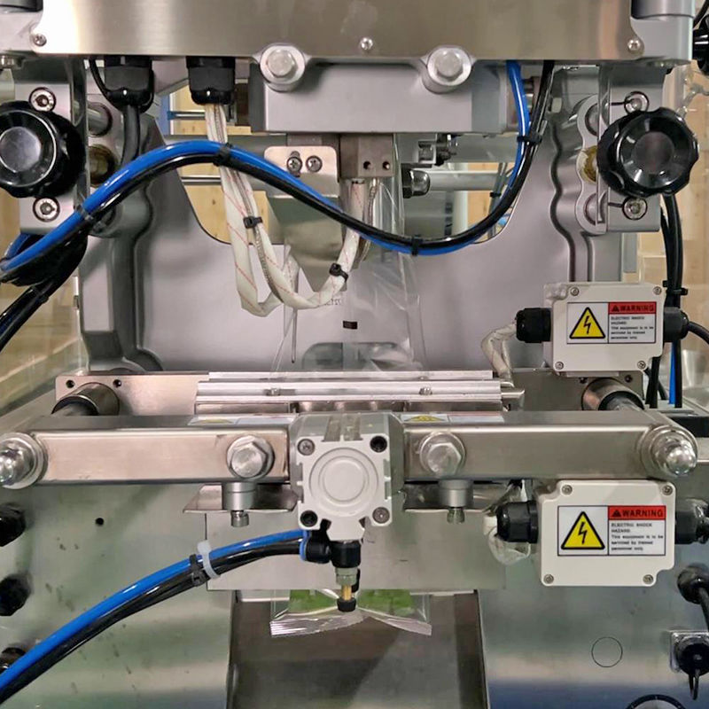 200 গ্রাম 500 গ্রাম গ্রানুল প্যাকিং মেশিন সম্পূর্ণ স্বয়ংক্রিয় VFFS ওজন সীল পাউচ ব্যাগ প্যাকেজিং ক্যান্ডি স্ন্যাক নাইট্রোজেন প্যাকিং মেশিন