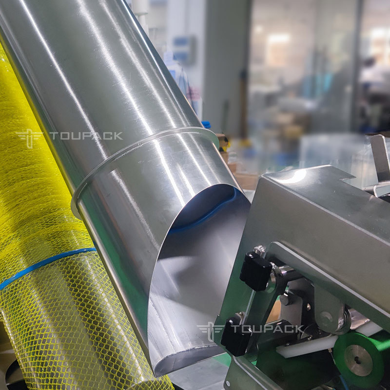 অর্ধ-স্বয়ংক্রিয় চিনাবাদাম কমলা ফল এবং সবজি আলু রসুন পেঁয়াজ জাল নেট ব্যাগিং মেশিন