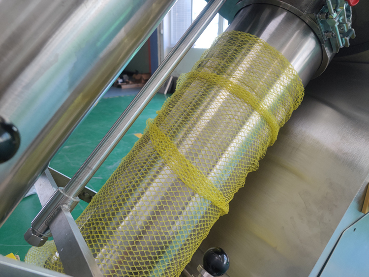 শাকসবজি, ফল, আদা, আলু, সাইট্রাস ফল প্যাকিংয়ের জন্য স্বয়ংক্রিয় নেট ব্যাগ প্যাকিং মেশিন ওজন সীমা 3g-5000g