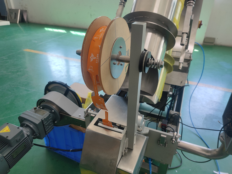 শাকসবজি, ফল, আদা, আলু, সাইট্রাস ফল প্যাকিংয়ের জন্য স্বয়ংক্রিয় নেট ব্যাগ প্যাকিং মেশিন ওজন সীমা 3g-5000g