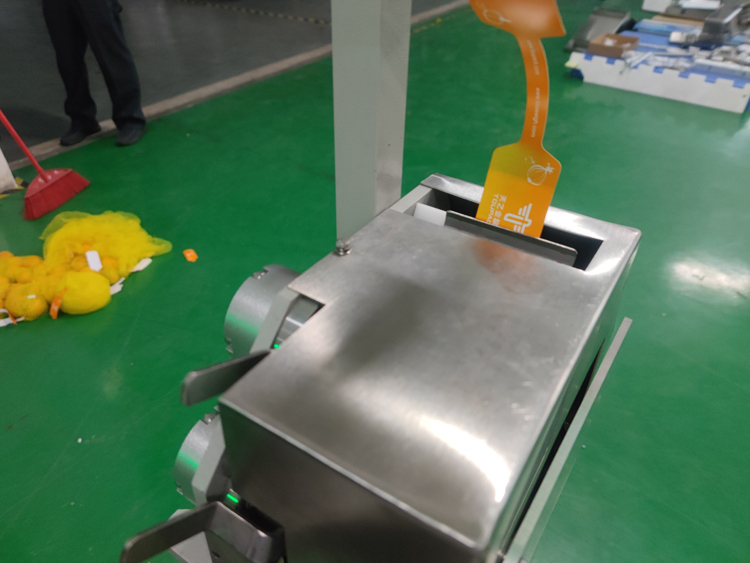 শাকসবজি, ফল, আদা, আলু, সাইট্রাস ফল প্যাকিংয়ের জন্য স্বয়ংক্রিয় নেট ব্যাগ প্যাকিং মেশিন ওজন সীমা 3g-5000g